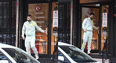 Akın Akınözü'nün eşofmanlı tarzı sosyal medyada gündem oldu