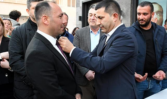 CHP’YE KATILAN İYİ PARTİ’LİLERE ROZETLERİ TAKILDI