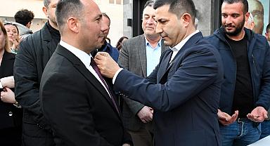CHP’YE KATILAN İYİ PARTİ’LİLERE ROZETLERİ TAKILDI
