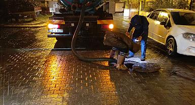 Büyükşehir ve MASKİ gece boyunca yağış mesaisindeydi