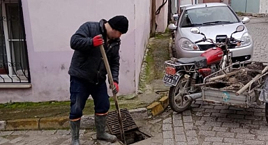 Kırkağaç'ta İki Mahallenin Yağmursuyu Izgaraları Temizlendi