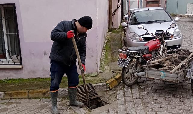 Kırkağaç&#039;ta İki Mahallenin Yağmursuyu Izgaraları Temizlendi