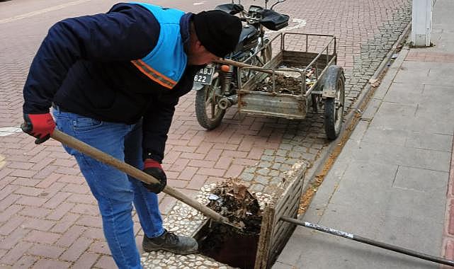 Kula’da Dört Mahallenin Yağmursuyu Izgaraları Temizlendi