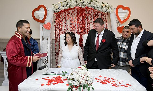 Kuşadası’nda Sevgili Günü’nün İlk Nikahını Başkan Ömer Günel Kıydı