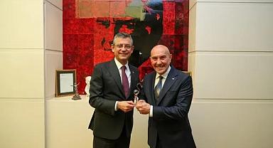Özgür Özel ile görüşen Tunç Soyer;