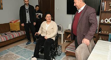 BAŞKAN ÖMER GÜNEL’DEN HEMŞEHRİSİNE TEKERLEKLİ SANDALYE DESTEĞİ