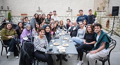 Başkan Soyer, Buca'da 24 saat yaşayan kütüphanede gençlerle buluştu