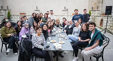 Başkan Soyer, Buca'da 24 saat yaşayan kütüphanede gençlerle buluştu
