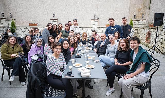 Başkan Soyer, Buca'da 24 saat yaşayan kütüphanede gençlerle buluştu