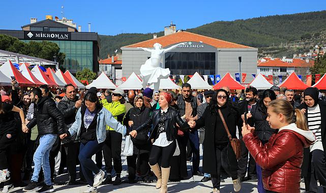 Binlerce Vatandaş Hamsi Festivali için Kent Meydanında Bir Araya Geldi