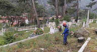 Büyükşehir’den Bayram Öncesi Mezarlık Temizliği