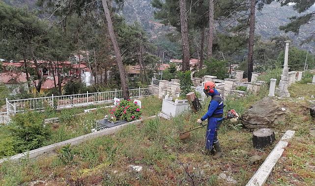 Büyükşehir’den Bayram Öncesi Mezarlık Temizliği