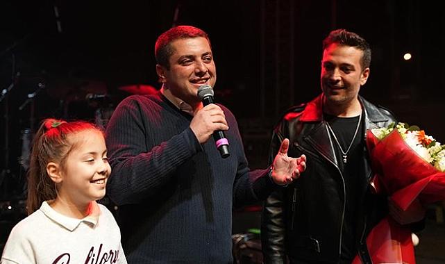 CHP'li Demir'den Torbalılara konser daveti... 10 binler Oğuzhan Koç’la coştu