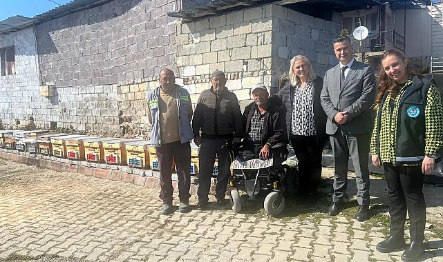 Engelli Arıcıya Büyükşehir’den Kovan Desteği