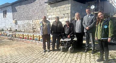Engelli Arıcıya Büyükşehir’den Kovan Desteği