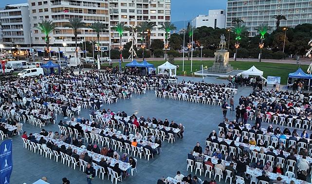 İzmir Büyükşehir’den büyük iftar sofrası | Soyer: Hep yüzünüz gülsün