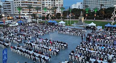 İzmir Büyükşehir’den büyük iftar sofrası | Soyer: Hep yüzünüz gülsün