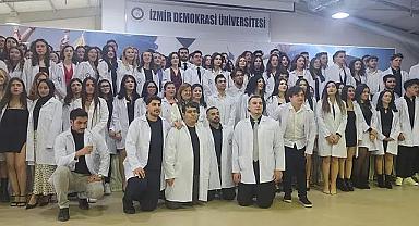 İzmir Demokrasi Üniversitesi 14 Mart Tıp Bayramı'nı Öğrencileriyle Kutladı