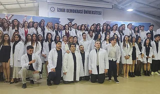 İzmir Demokrasi Üniversitesi 14 Mart Tıp Bayramı&#039;nı Öğrencileriyle Kutladı