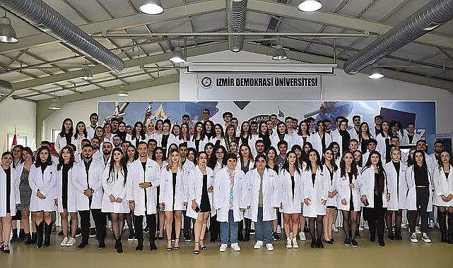 İzmir Demokrasi Üniversitesi Diş Hekimliği Fakültesi'nde beyaz önlük heyecanı!