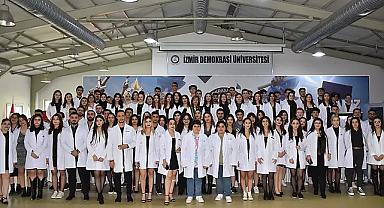 İzmir Demokrasi Üniversitesi Diş Hekimliği Fakültesi'nde beyaz önlük heyecanı!