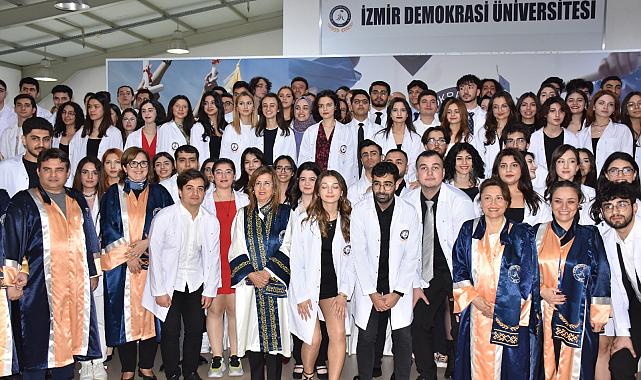 İzmir Demokrasi Üniversitesi'nde Tıp Bayramı Coşkusu: Beyaz Önlüklerle Kutlama