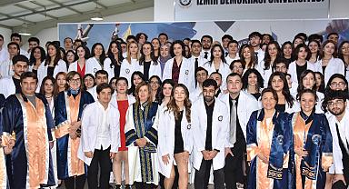 İzmir Demokrasi Üniversitesi'nde Tıp Bayramı Coşkusu: Beyaz Önlüklerle Kutlama