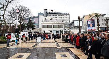 Kadınlar yağmur altında Ata’nın huzurunda