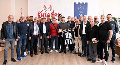 KUŞADASISPOR’UN EFSANE FUTBOLCULARINDAN BAŞKAN ÖMER GÜNEL’E TEŞEKKÜR
