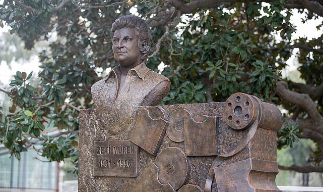 Sanat güneşi Zeki Müren'in heykeli Kültürpark'ta