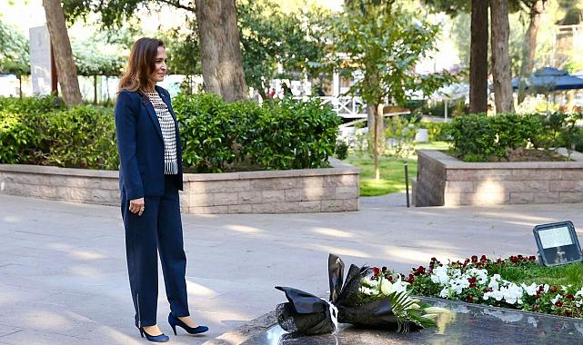 Başkan Ünsal'ın ilk ziyareti Zübeyde Hanım'a