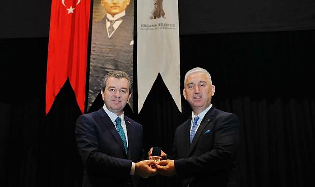 BERGAMA BELEDİYESİ’NDE DEVİR TESLİM TÖRENİ; DR. TANJU ÇELİK MAZBATASINI ALDI