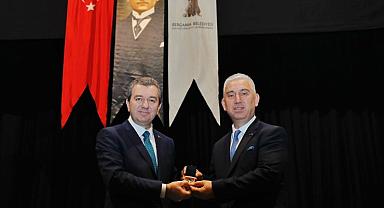 BERGAMA BELEDİYESİ’NDE DEVİR TESLİM TÖRENİ; DR. TANJU ÇELİK MAZBATASINI ALDI