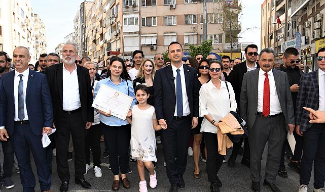 Bornovalılardan coşkulu karşılama... Başkan Eşki mazbatasını alıp göreve başladı!