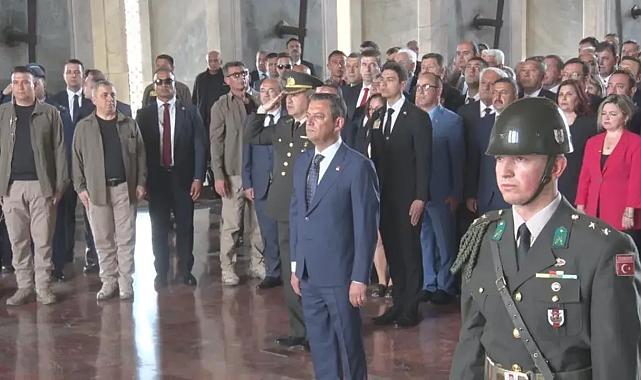 CHP lideri Özel, Ata&#039;nın huzurunda
