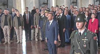 CHP lideri Özel, Ata'nın huzurunda