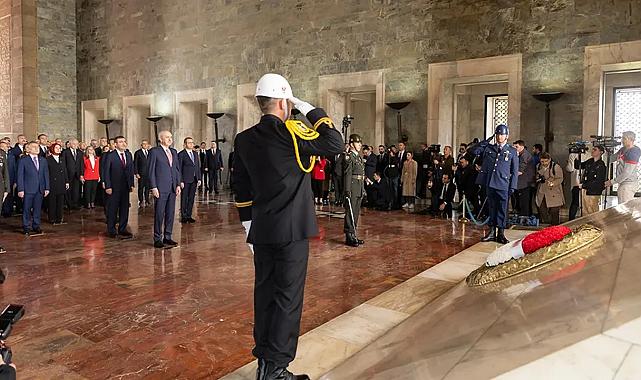 Devlet erkanı Anıtkabir'de: Törendeki tek genel başkan Özgür Özel