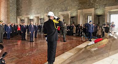 Devlet erkanı Anıtkabir'de: Törendeki tek genel başkan Özgür Özel