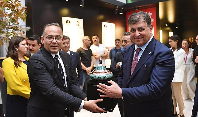 Genç tasarımcılara ödüllerini Başkan Cemil Tugay verdi