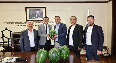 Hal esnafından Başkan Çavuşoğlu’na karpuz sürprizi