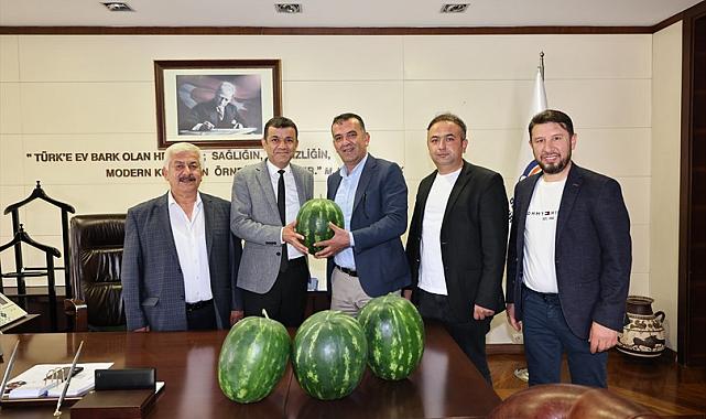 Hal esnafından Başkan Çavuşoğlu’na karpuz sürprizi