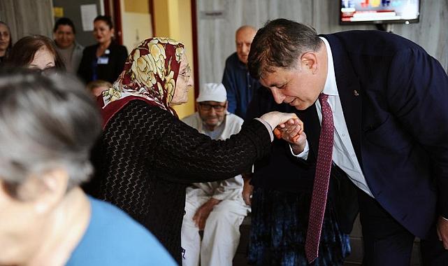 Huzurevi sakinlerinin elini öptü