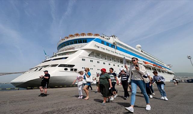 İlk gemi demir attı... İzmir sezonu açtı!