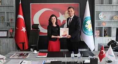 İlk Kitabını Başkan Zeyrek’e Hediye Etti