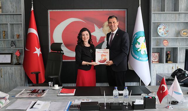 İlk Kitabını Başkan Zeyrek’e Hediye Etti