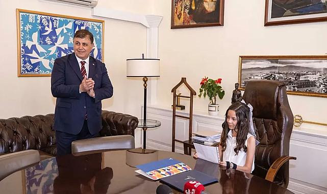 İzmir Büyükşehir&#039;de 23 Nisan: Başkan Tugay koltuğunu devretti