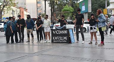 İzmir'de hayvanseverlerden 'Kafes' Eylemi