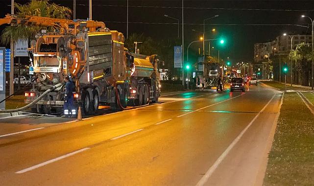 İzmir kokmasın diye: İZSU'dan gece mesaisi