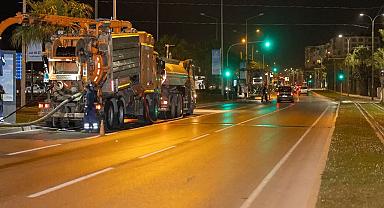 İzmir kokmasın diye: İZSU'dan gece mesaisi