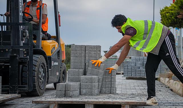 KUŞADASI BELEDİYESİ YOLLARI YENİLEMEYE DEVAM EDİYOR